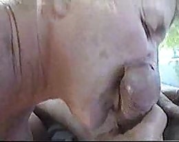 Nuori musta lutka riisuu ja sormien hänen pillua sitten saa munaa