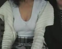 kypsä nörtti äiti vie kaksi valtava musta kukot