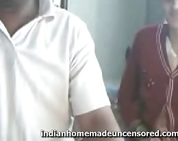 Amateur british äiti leikkivät hänen sohvalla