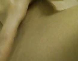Valentina nappi saa munaa sisällä muuttoauto