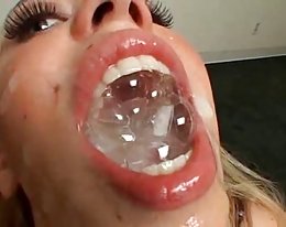 Britney Madison nielee paljon sperma!