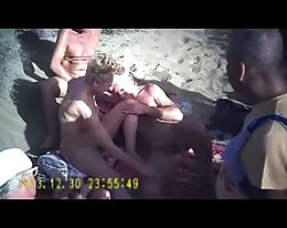 kaksi oppilasta bang himokas aikuinen opettaja