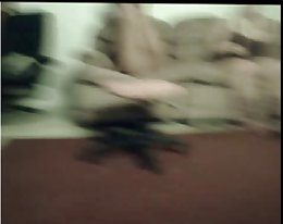 Latinalainen tyttö ratsastaa iso