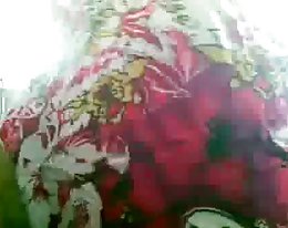 Söpö tyttö terät musta kalu välillä hänen jalat