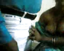 hänen vanha äiti imee ja ratsastaa hänen kukko