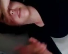 hän poimii ja otsatukka granny ulkopuolella