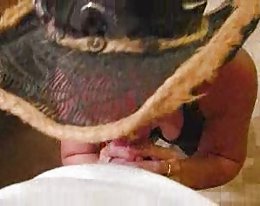 Brunette saa pitkän dick hänen kurkkuunsa