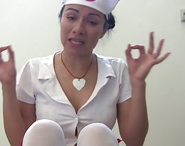 Tytöt pelaavat koripalloa, jossa hänen tiukka pikku aasi