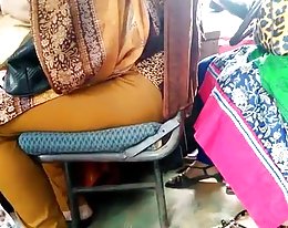 Ulkouima aikuiset ja nuori nainen