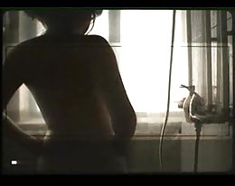 charmane tähti on märkä reisien välissä