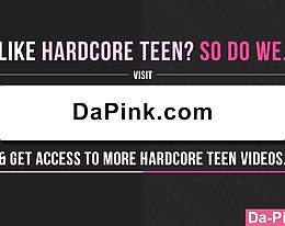 Nuori nainen ulos autosta osoitettu, ja puhaltaa