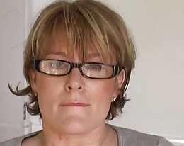 nuorempi poika lyöttäytyy kuuma kurvikas vaimo