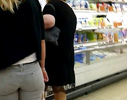 Koulutyttö päivällä nainen, jonka yö
