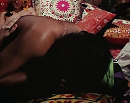 Aikuiset nielee kaksi kukot työstä