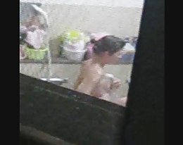 Hän paukuttaa äiti-in-law ja vaimo tulee