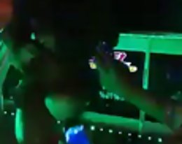 karvainen granny toimii edelleen hänen märkä pussy