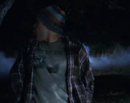 Kim takaisin scuttles hänen naapurissa