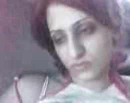 Kahden leikkeen nuorten brunettes perseestä vanhemmat miehet