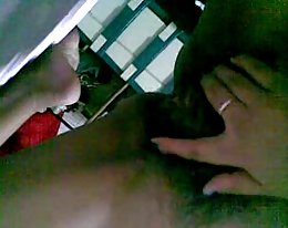 Söpö viattomia latina teini on kuseen kaksi valtavia hirviöitä bi-Bi-si