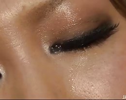 Japanin nymfo pyöreä perse saa karkea doggystyle vitun