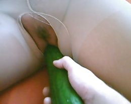 Huora saa hänen karvainen häpy naulattu kova sohvalla