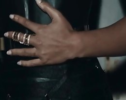 vaimo kellot ukko tehdä hänen vanha äiti takaapäin