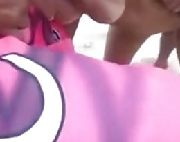Busty blondi tyttö hieroo hänen tuhma kusipää ja moans iloksi