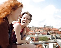 2 mukavaa nuorta narttua ja yksi valkoinen kukko