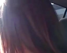 Kaunis blondi munaa allas