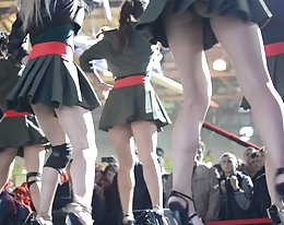 Kaksi nuorten guys anaali vittu kypsä kinkster isot tissit ulkopuolella mökki metsässä