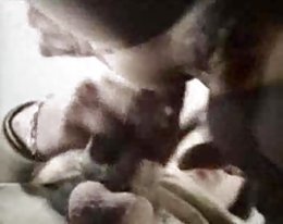 opettaja laittaa kätensä nuorten poikien housut wf